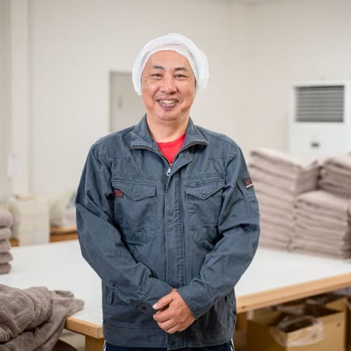 作業場に立つ相原工業のスタッフ